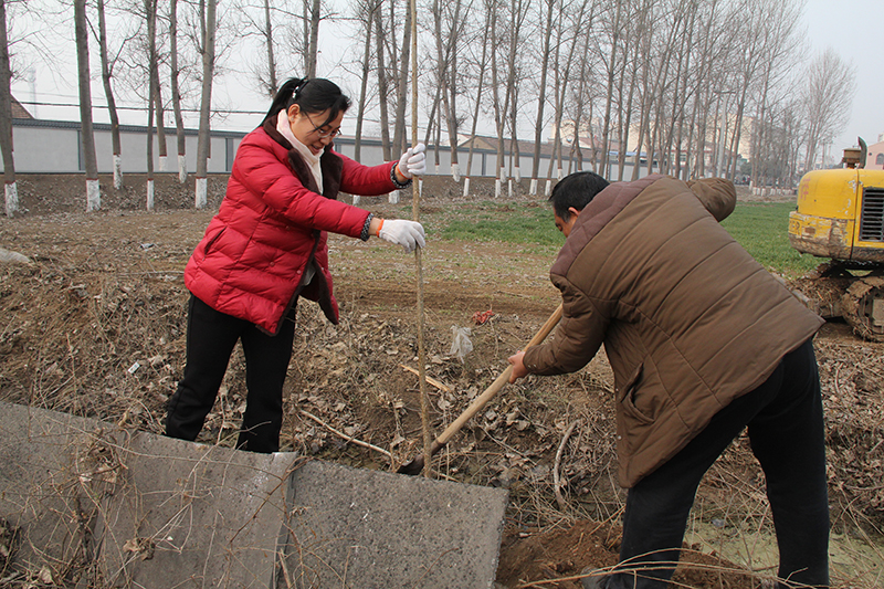 博農(nóng)集團(tuán)領(lǐng)導(dǎo)、基層黨政負(fù)責(zé)人等同志積極參加植樹(shù)活動(dòng)